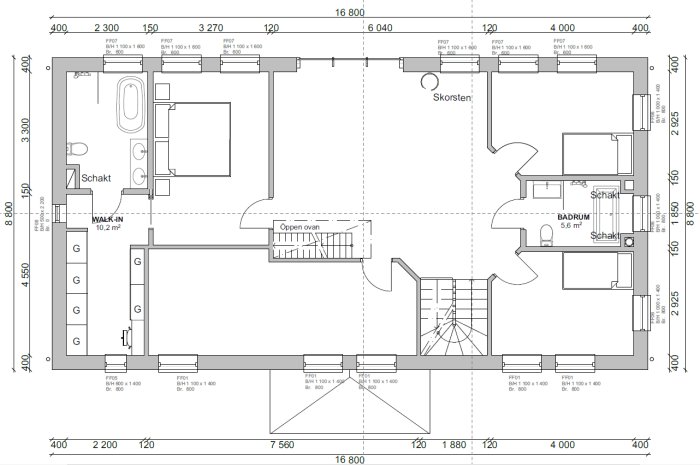 Arkitektonisk planritning av ett hus med måtten angivna, inklusive rum och skorsten.