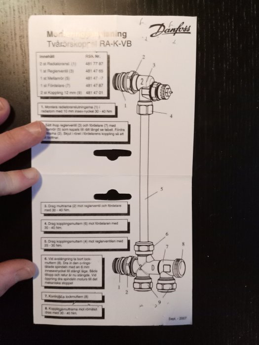 Monteringsanvisning för en tvärkoppling RA-K-VB med detaljerade skisser och steg-för-steg instruktioner.