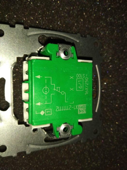 Baksida av en elektrisk strömbrytare med schema och anslutningar synliga.