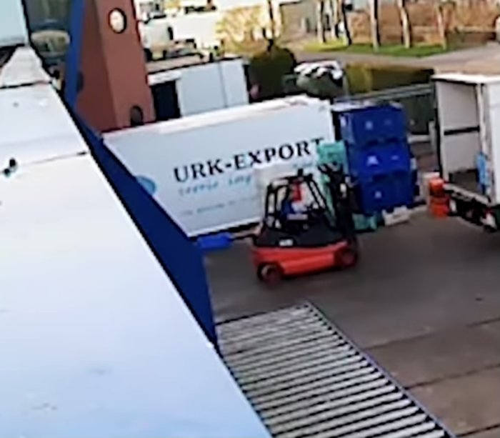 Gaffeltruck som lastar lådor på en lastbil med texten "URK-EXPORT".