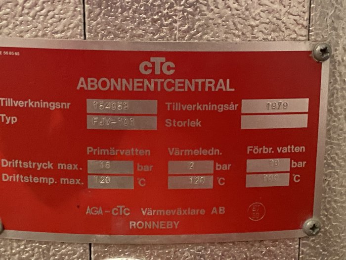 Röd etikett på en CTC värmeväxlarmodul från 1979 med tekniska specifikationer och tillverkningsnummer.