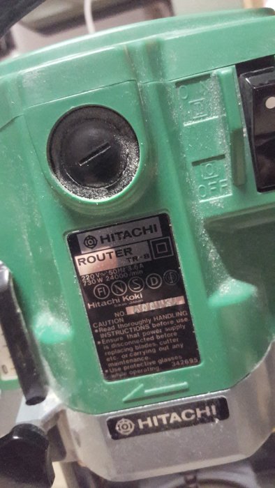 Närbild på en grön Hitachi handöverfräs TR-8 med märkplåt och reglage.