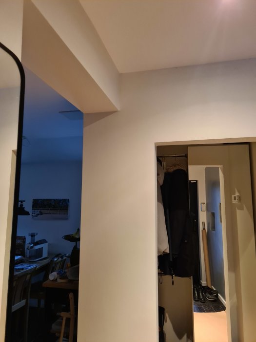 Väggsektion med vinklar och hyllplats redo för tapetsering, fråga om första vådens placering.