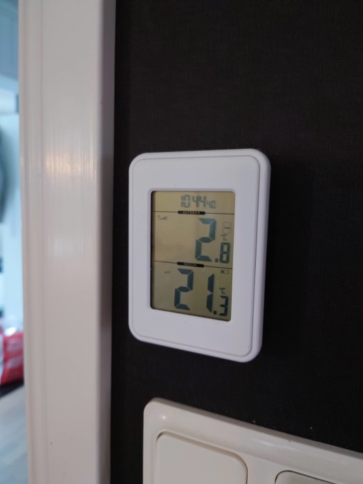 Digital termostat visar inomhustemperatur på 21.3°C och luftfuktighet på 44%.