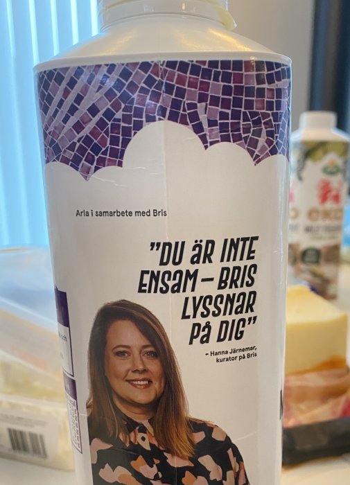 Mjölkförpackning med texten "Arla i samarbete med Bris" och citatet "Du är inte ensam – Bris lyssnar på dig".