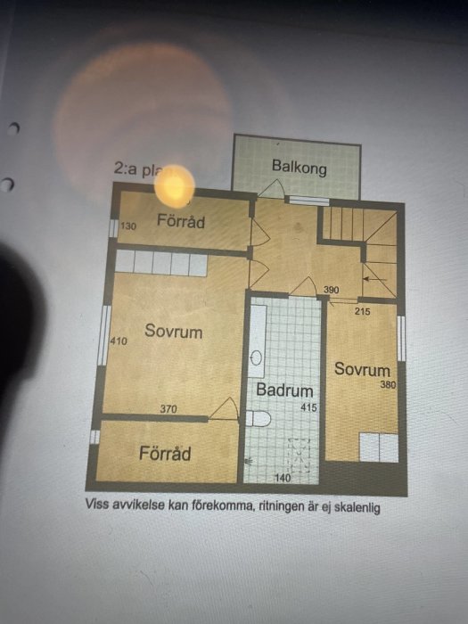 Planritning av en våning med två sovrum, badrum, förvaring och balkong, med fokus på en möjlig omstrukturering.