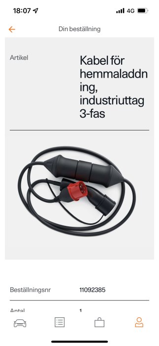 Kabel för trefasladdning med industritagg och bilanslutning på en vit bakgrund.