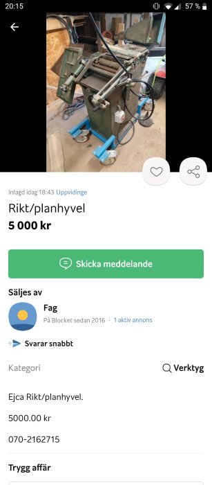 Begagnad rikthyvel och planhyvel i en verkstad, grön och monterad på blåa hjul, till salu för 5000 kr.