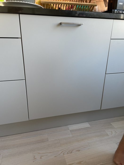 Köksskåp utan synliga öppningar för inspektion av eventuellt läckage vid sockeln.