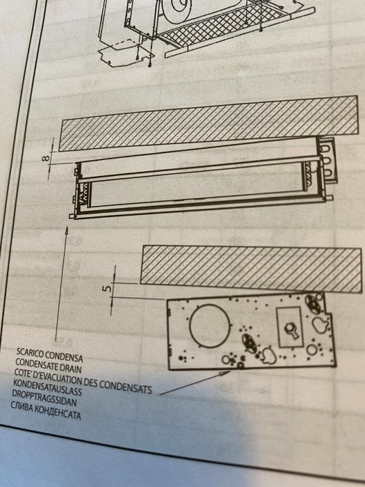 Monteringsanvisningsskiss för fläktkonvektorer med lutning mot dropptrågssidan markeras med pilar.