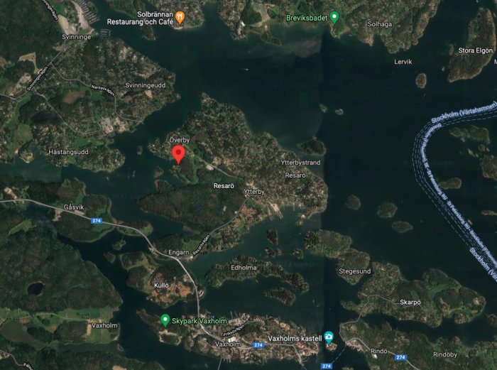 Satellitbild över Överby med markering nära vatten, omgivet av grönska och närliggande öar.