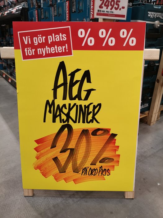 Reaskylt med texten "AEG Maskiner 30% på ord. pris" i butiksmiljö.