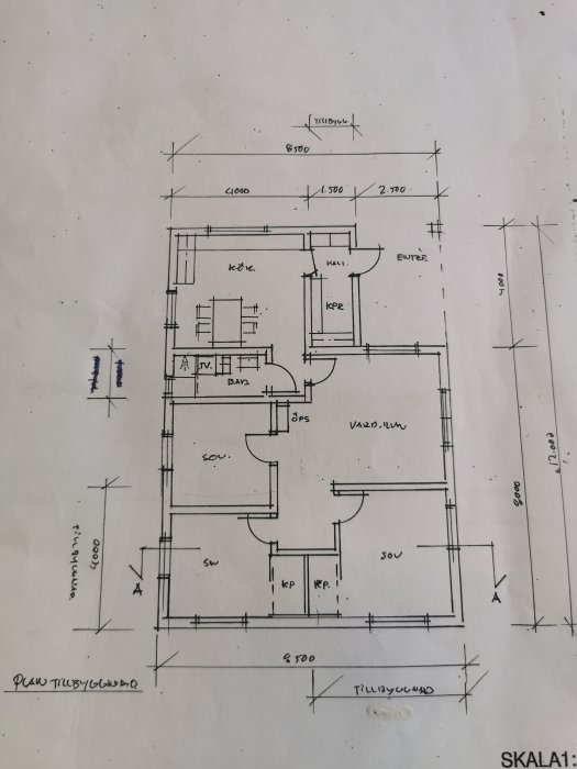 Arkitektritning över L-format hus med markerade mått och rum som kök och vardagsrum, för planerad ombyggnad och takhöjning.