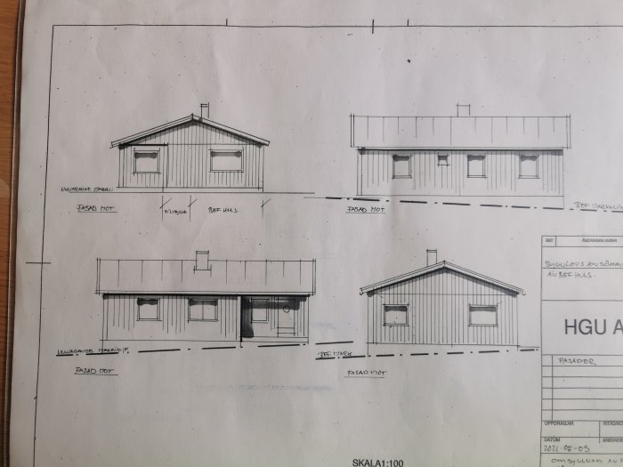 Ritningsdiagram över ett L-format hus med markerade planer på utbyggnad och takhöjning.