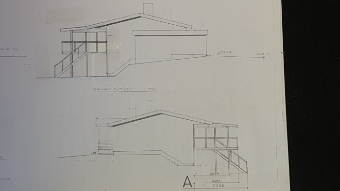 Arkitektoniska ritningar av ett balkongbygge och ett inglasat uterum anslutet till en byggnad.