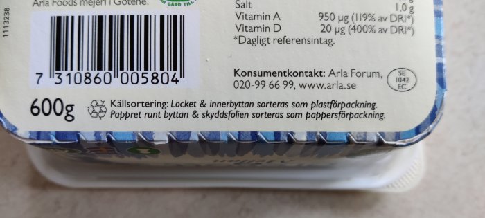 Näringsinnehåll och sorteringsinformation på förpackningens etikett med streckkod och konsumentkontaktuppgifter.