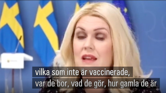 En kvinna talar vid en presskonferens, text-overlay om kartläggning av ovaccinerade.