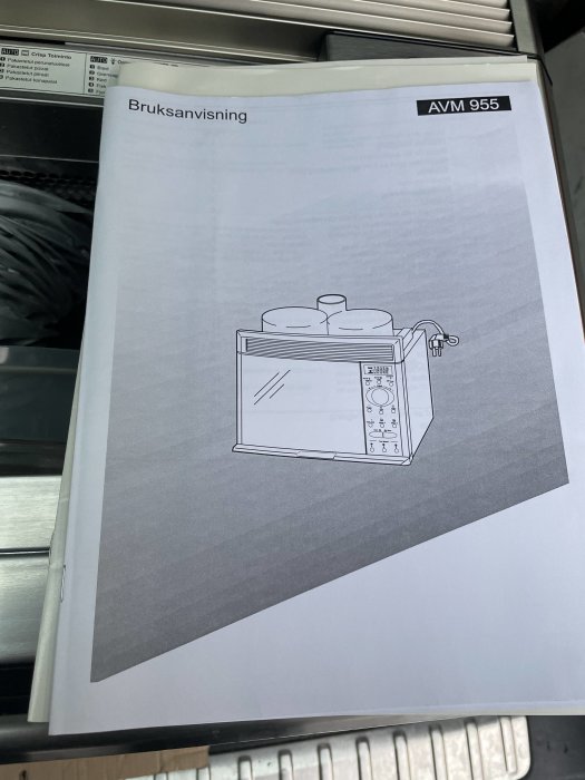 Bruksanvisning för AVM 955 med illustration av en apparat på första sidan.