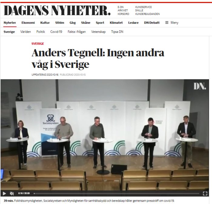 Pressträff med fyra talarstolar, personer från svenska myndigheter uttalar sig om covid-19.