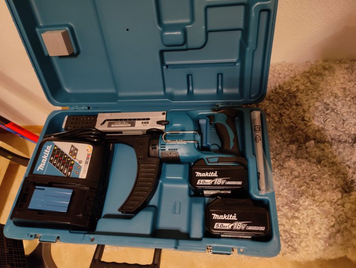 Ny Makita sladdlös borr i ett blått plastfodral med två batterier och en batteriladdare.