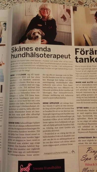 Kvinna och hund poserar för tidningsartikel om hundhälso-terapeuter.