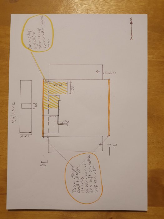 Handritad skiss över husgrunder och rördragningar med anteckningar för installation av luft/vatten-system.