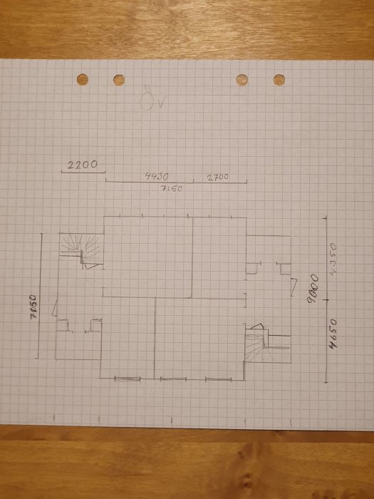 Handritad skalenlig ritning på rördragningar för luft/vatten-system i ett hus.
