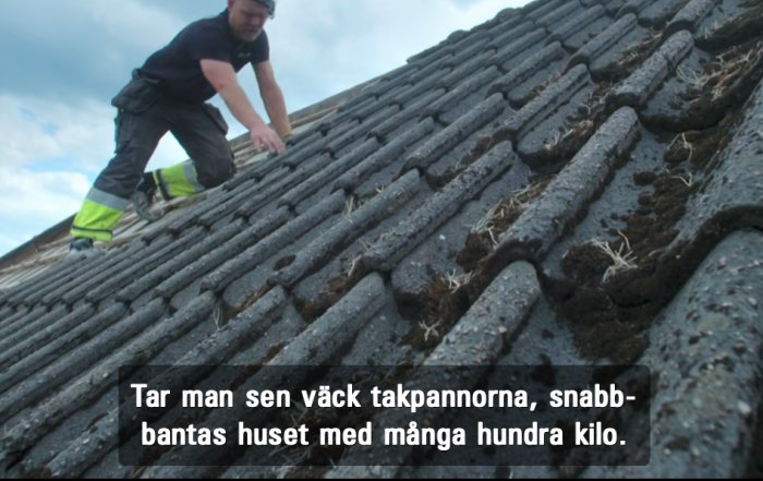 Person som tar bort gamla takpannor på ett hus, syftande på viktreducering.