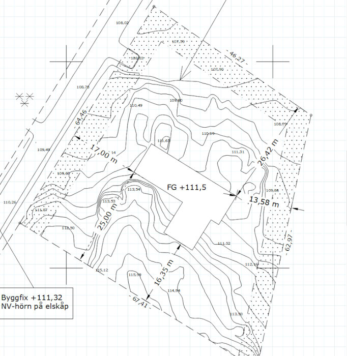 Nybyggnadskarta med höjdlinjer och markerat hus med angivna höjdmått, visar terränganpassning för suterränghus.