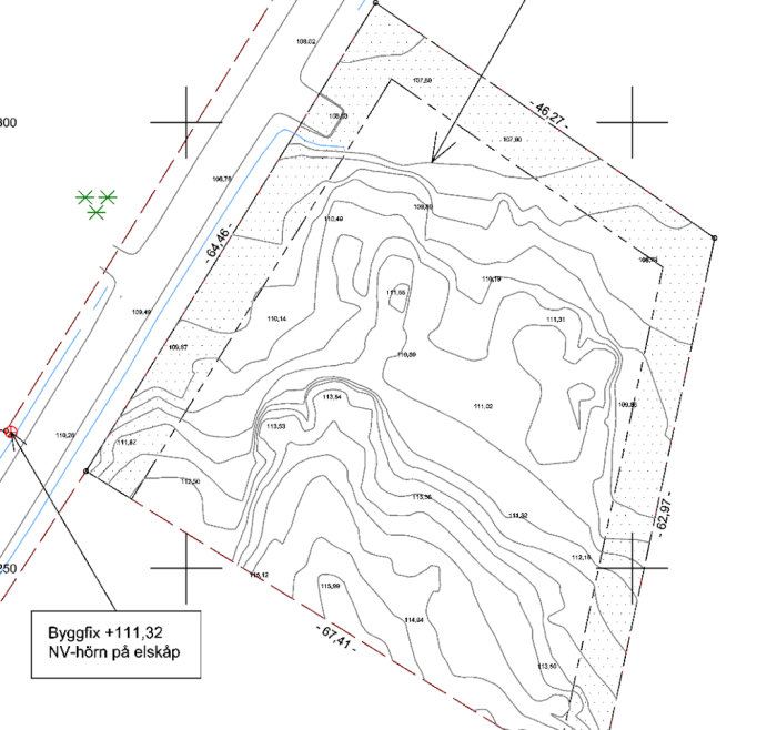 Nybyggnadskarta visar höjdlinjer och planerad husplacering med angivna höjder för en suterrängvåning.