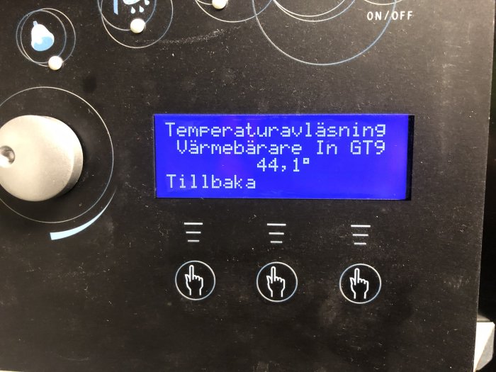 Display visar temperaturavläsning "Värmebärare In GT9 44,1" på en värmepumps kontrollpanel.