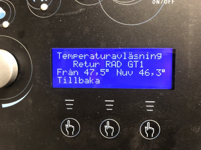 Digital display som visar temperaturinställningar för en värmepump, aktuell temperatur är 46,3 grader.