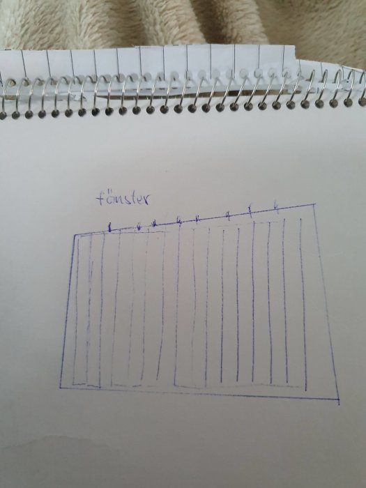 Handritad skiss av ett golv med parallella brädor och ett markerat fönster, symboliserar golvläggningsproblem.