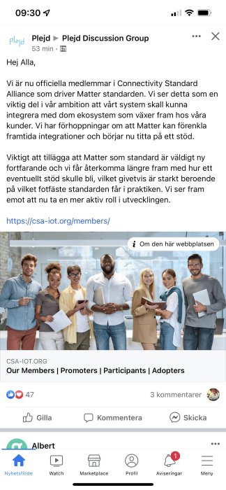 Skärmklipp av en diskussionstråd i en Facebook-grupp med text och en grupp människor som ler och poserar.