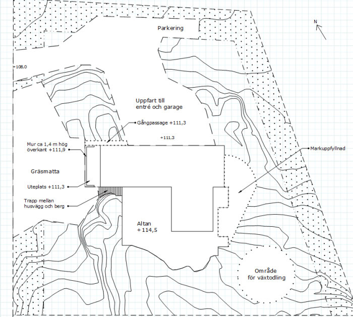 Ritning över markplan med markerad lång uppfart, parkering, altan och område för växtodling.