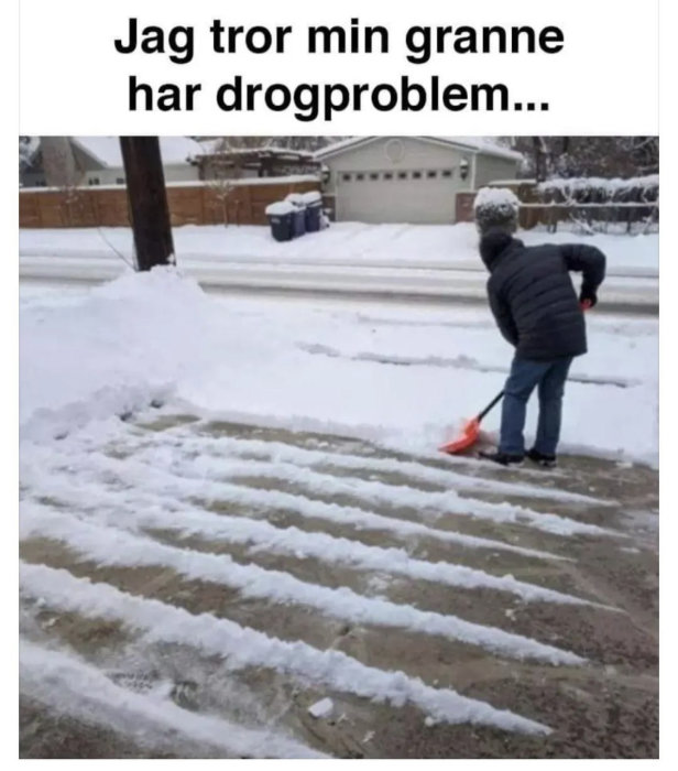 Person skottar snö i ränder på en uppfart, likt zebraränder, vilket ger ett humoristiskt intryck.