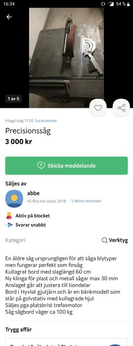 Precisionssåg på ett bord med miteresåganslag och skyddande komponenter, som annonseras till försäljning.