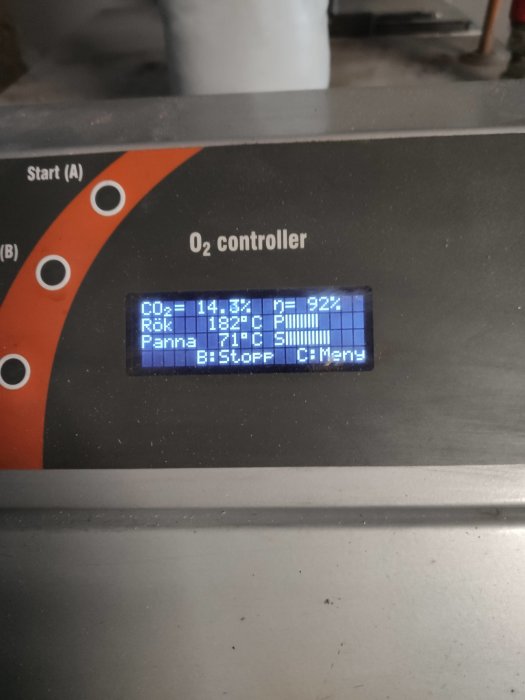 Display på vedpannas O2-kontroller som visar CO2-värde och pannans temperatur.