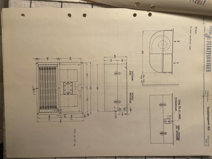 Teknisk ritning från en manual som visar dimensioner och uppbyggnad av en fläkt eller maskinkomponent.