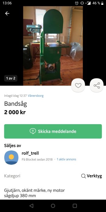 Grön bandsåg uppställd i ett rum med trägolv och ljusa väggar, till salu, med text som anger ny motor och pris.