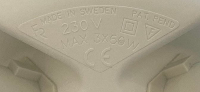 Märkning på en armatur som visar "Made in Sweden", spänningen 230V, och symbolen för dubbelisolering.