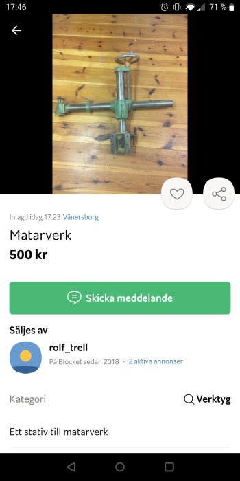 Begagnat justerbart stativ för bygg- och renoveringsarbete placerat på ett trägolv.