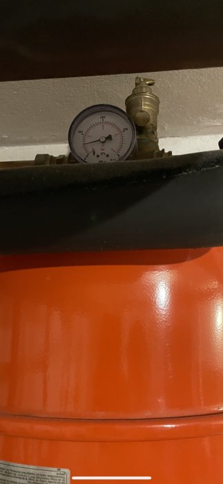 Manometer som visar lågt vattentryck på en varmvattenpanna.