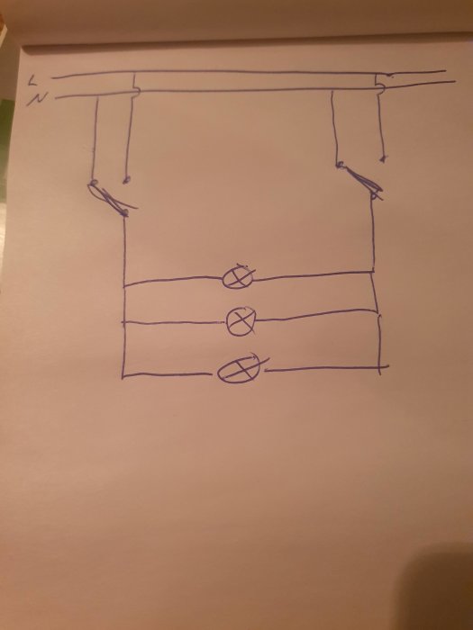 Handritat elektriskt schema för en ovanlig trappkoppling på ett papper.