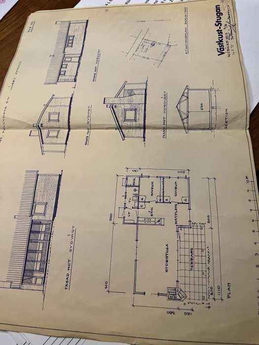 Arkitektritningar av en villa med planlösning och olika fasadvyer.