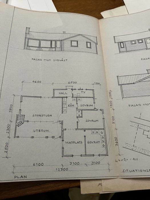 Arkitektritningar av husplan och fasadvyer, innehåller mått och rumsindelningar.