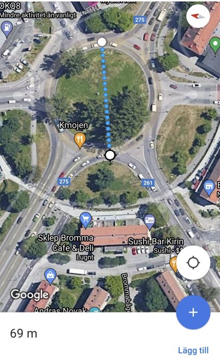 Skärmbild av en satellitvy över en trafikrondell med markerade färdvägar och ikoner.