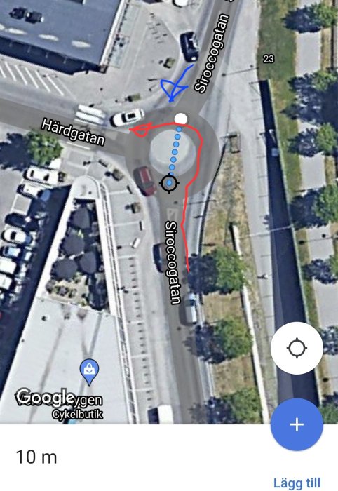 Satellitbild över en rondell med markerade körbanor och pil som visar färdväg.