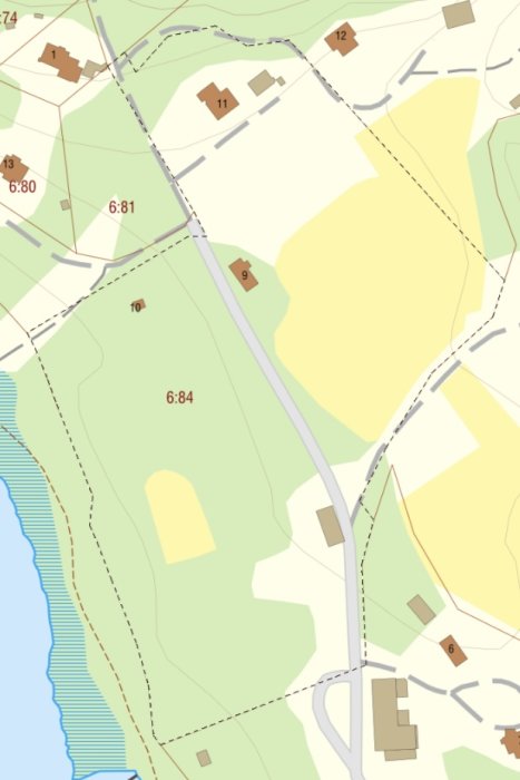 Karta över fastigheter nära vatten med markerade tomter och vägar.