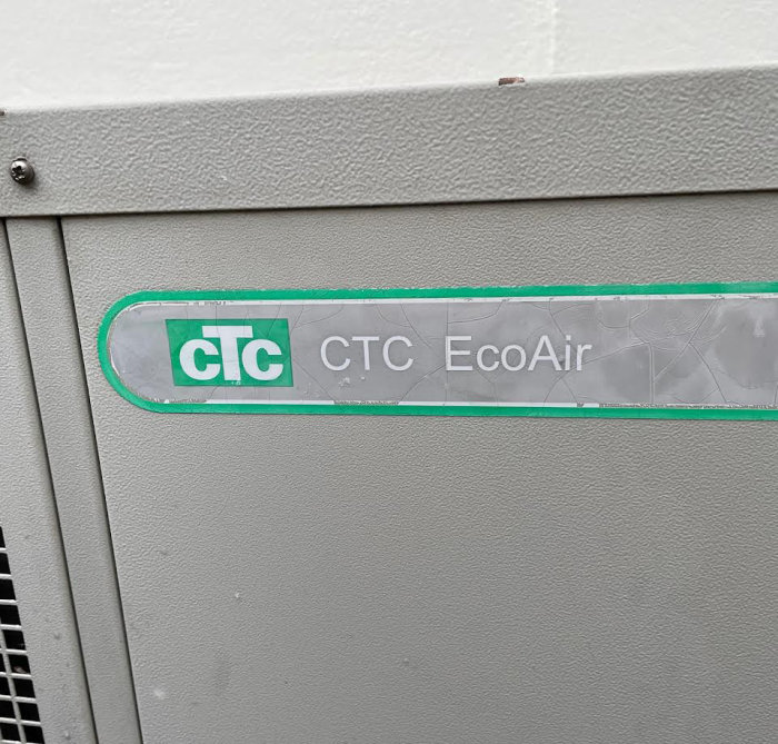 CTC EcoAir värmepump logotyp på enhetens gråa yttre kåpa.